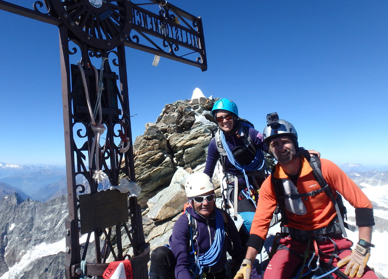 Els tres alpinistes al cim del Cerví.