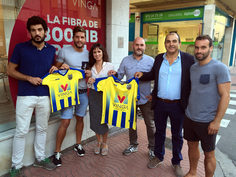 Els responsables de Vinga amb el president del Palamós CF, Joan Pau Pérez, i els tres capitans del primer equip. (Foto: Ramon Ribas).