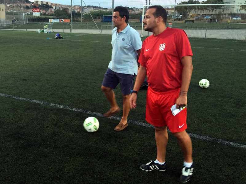 Els tècnics del Palamós CF seguint un entrenament de l'equip. (Foto: Ramon Ribas).
