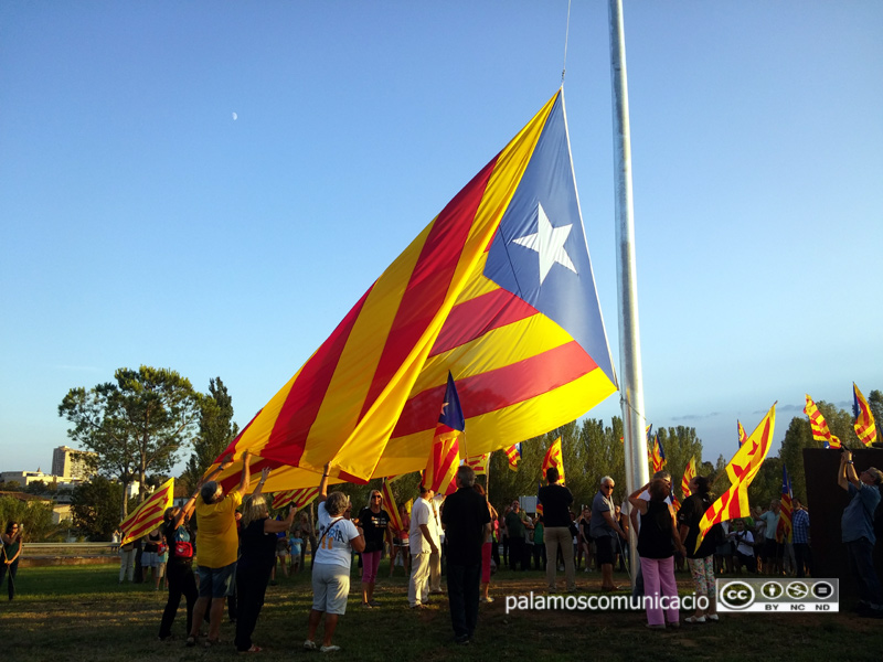Moment de la hissada de l'estelada al giratori del Mas Gorgoll.