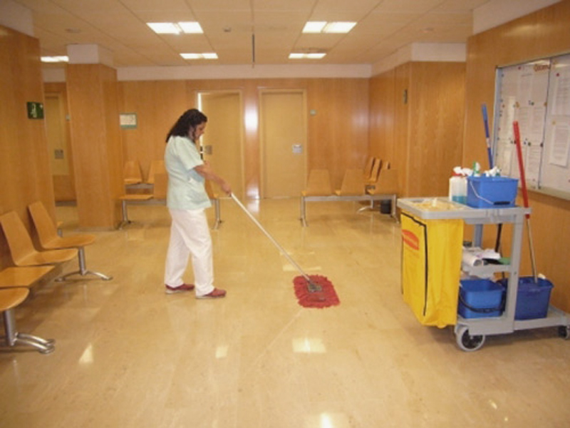 La neteja en equipaments socio-sanitaris ocupa un dels cursos formatius.