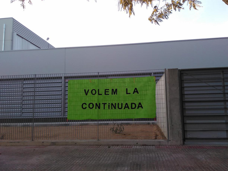 Pancarta de protesta en una de les escoles calongines.