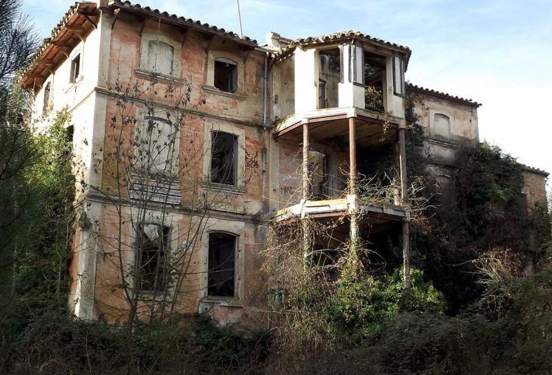 L'antiga mansió de Can Busquets, a Vallcanera. (Foto: buscadoresdefantasmas.com).