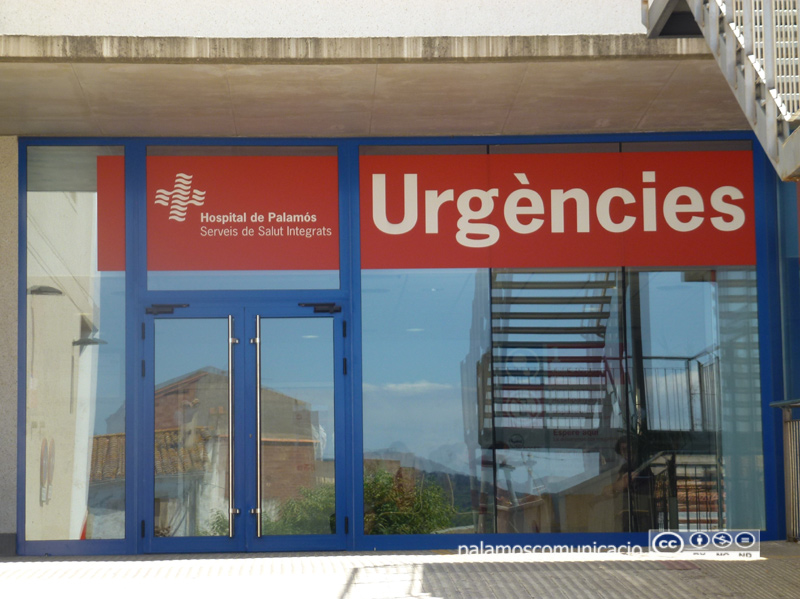 Accés al servei d'urgències de l'hospital de Palamós.