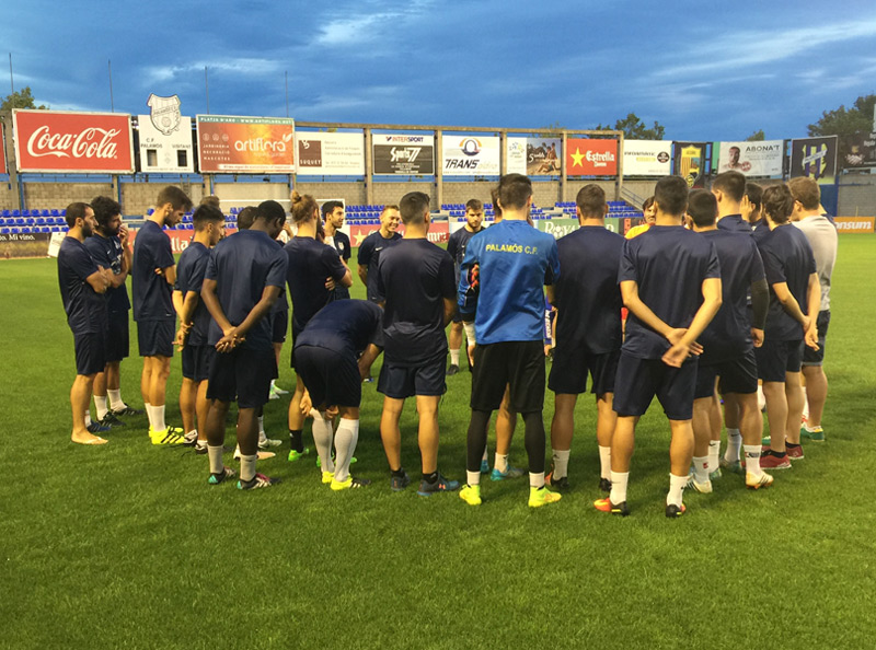 Els jugadors del Palamós CF, ahir, a punt d'iniciar l'entrenament. (Foto: Ramon Ribas).