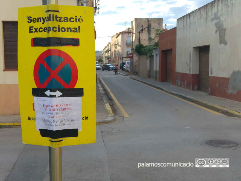 Senyalització de la campanya 'Fem dissabte' al carrer de Santa Marta.
