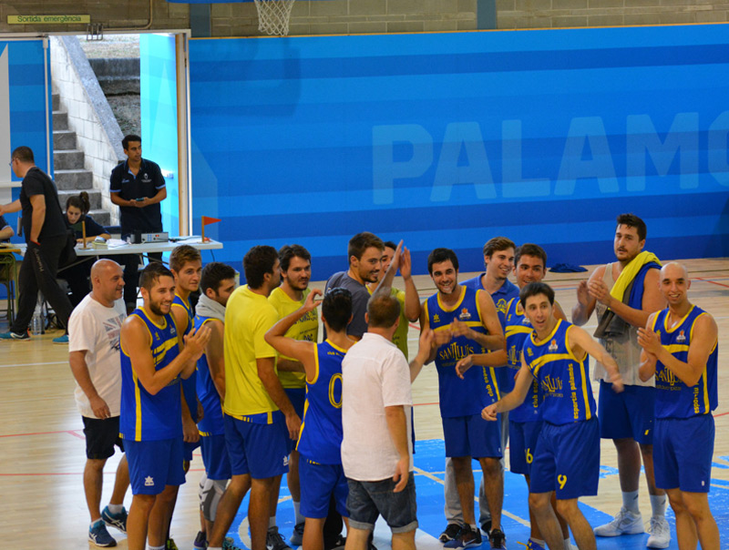 Els jugadors del Multiserveis-CE Palamós celebren la victòria en acabar el partit. (Foto: CE Palamós).