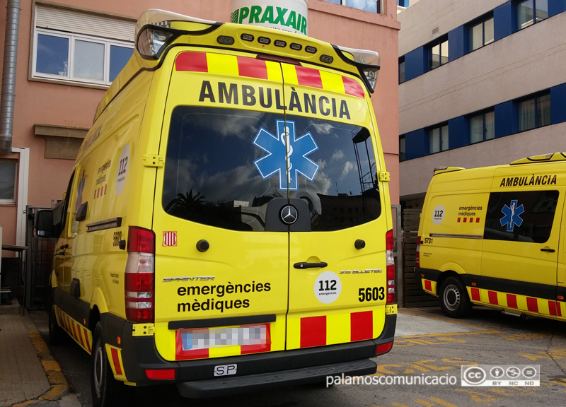 Transport del SEM a l'hospital de Palamós.
