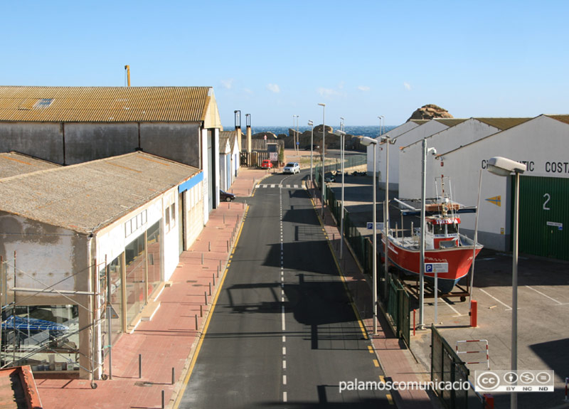 El vial del Port de Palamós suporta la major part del trànsit rodat portuari.