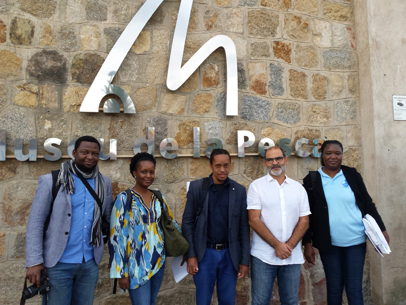 La delegació moçambiquenya amb el director del Museu de la Pesca, Miquel Martí.