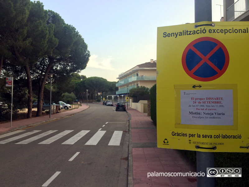 Senyalització de la campanya 'Fem dissabte' als carrers que es netejaran demà.