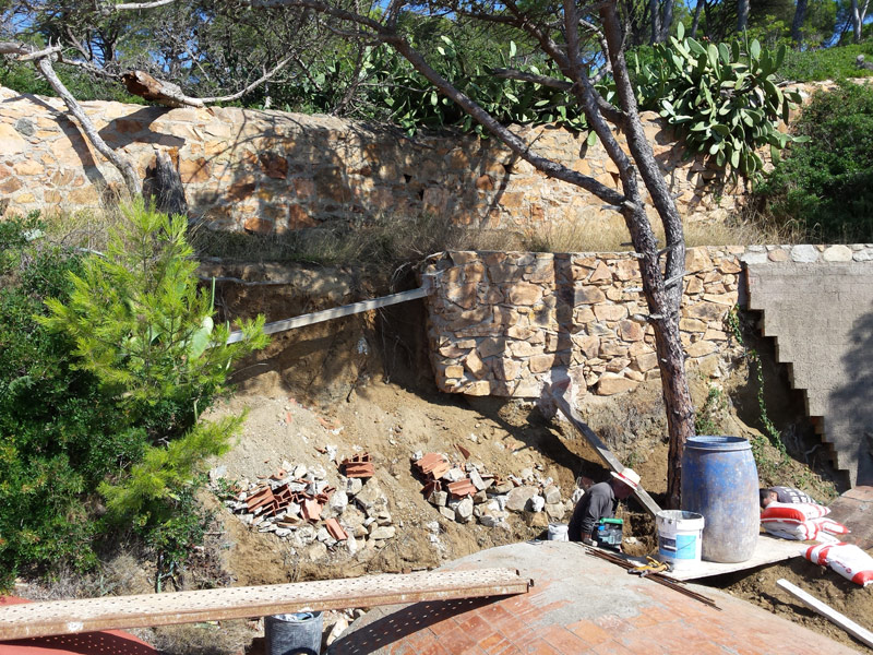 El projecte es basa en l'enderroc i la neteja de la zona afectada pels esllavissaments.