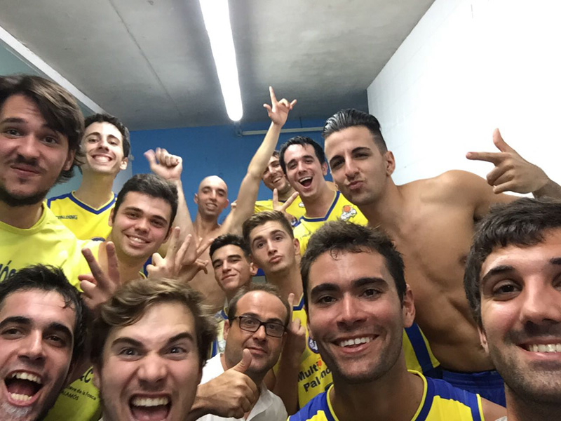 Els jugadors del Multiserveis-CE Palamós, al vestidor de Montgat en acabar el partit.