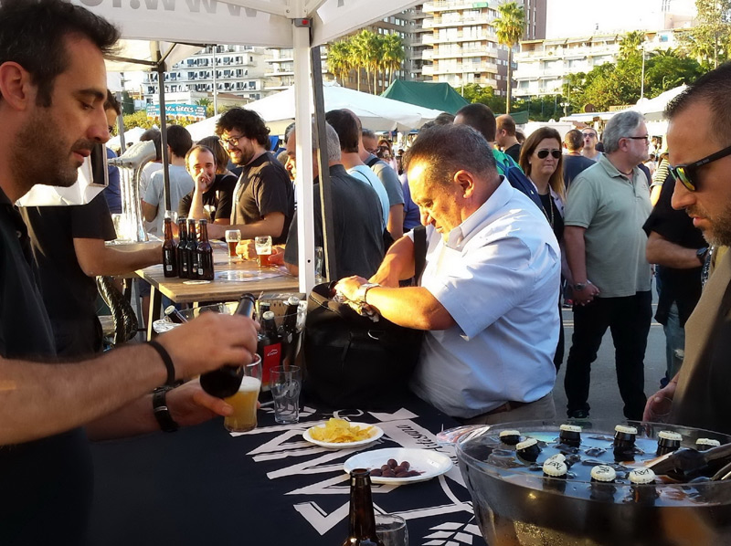 Molta afluència de públic per provar les diverses varietats de cerveses artesanes que hi havia dissabte al 'Mar de Birres'.
