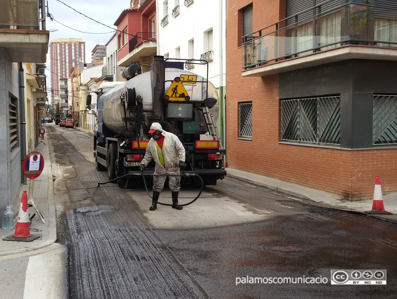 Imatge d'arxiu d'obres d'asfaltatge de carrers a Palamós.