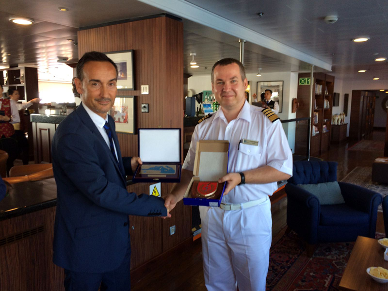 El gerent de Ports de la Generalitat, Joan Pere Gómez, lliura la metopa commemorativa al capità del creuer Saga Sapphire. (Foto: Ports de la Generalit