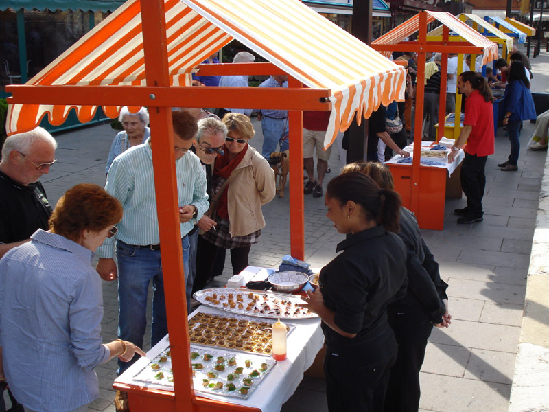 Restaurants i tavernes de Palamós ofereixen tastets durant la mostra gastronòmica. (Foto: Ajuntament de Palamós).