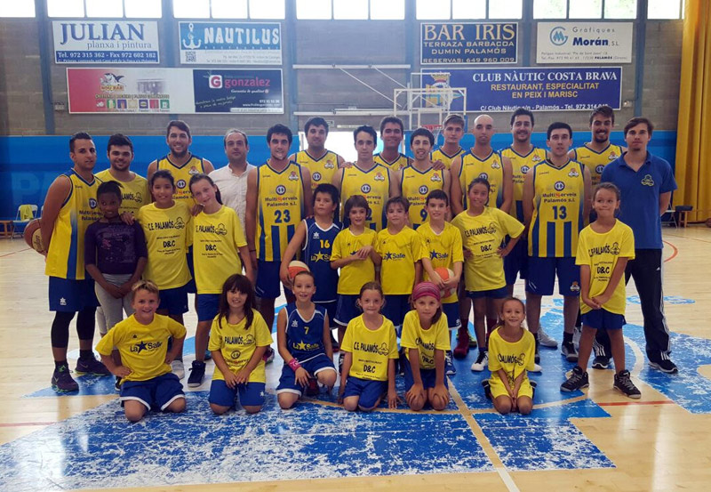 Els jugadors del Multiserveis-CE Palamós es van fotografiar ahir amb joves del planter. (Foto: CE Palamós).