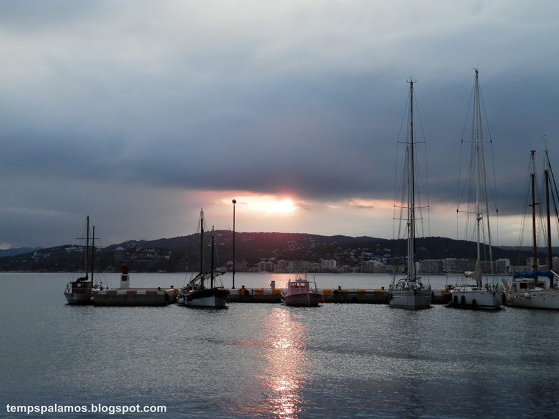 Capvespre a la badia de Palamós. (Foto: tempspalamos.blogspot.com.)