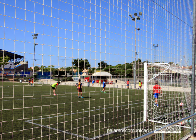 Joves entrenant al camp annexe al Nou Municipal.
