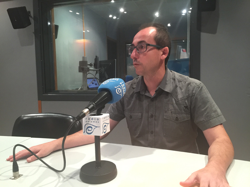L'alcalde de Palamós, Lluís Puig, durant el programa 'Preguntes' de Ràdio Palamós.