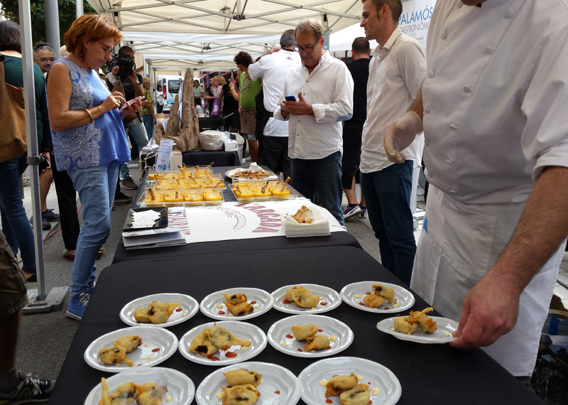 Degustacions de platets durant la mostra gastronòmica, el passat dissabte. (Foto: Ajuntament de Palamós).