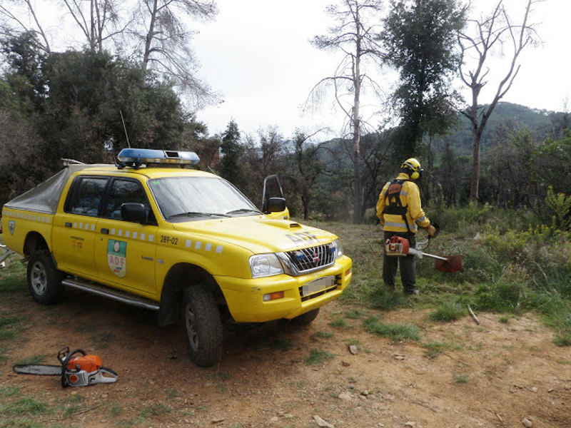 Efectius de l'ADF Gavarres Marítima fent tasques de prevenció. (Foto: Pere Llauradó).