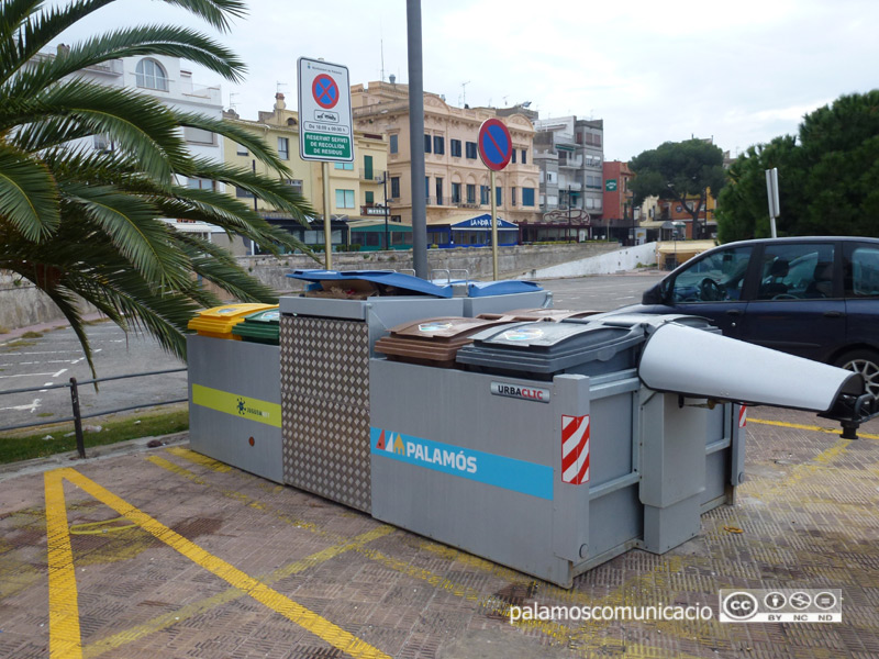 Illa emergent de contenidors a la zona de la Planassa.