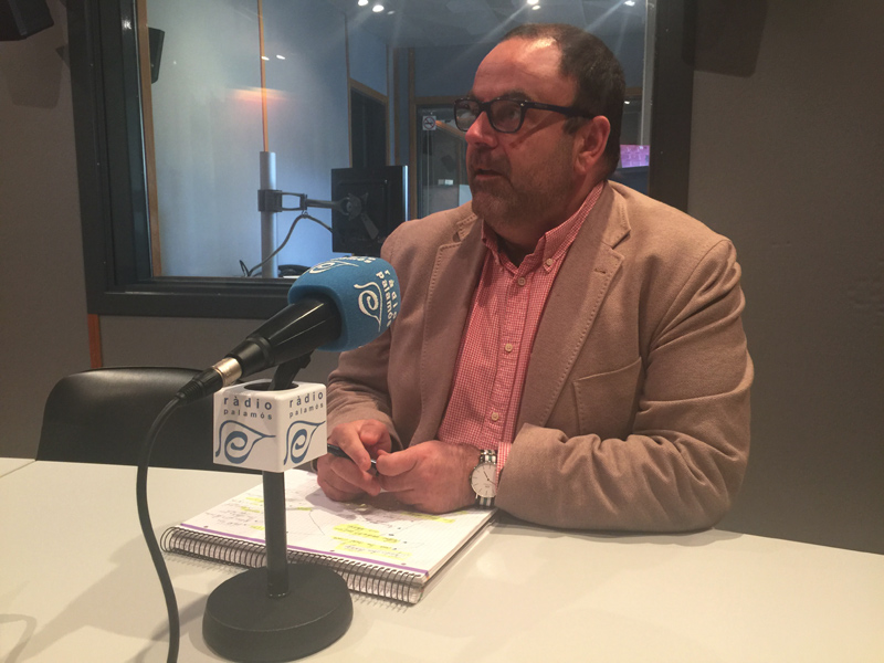 El regidor Arturo Prades, en una imatge d'arxiu als estudis de Ràdio Palamós.