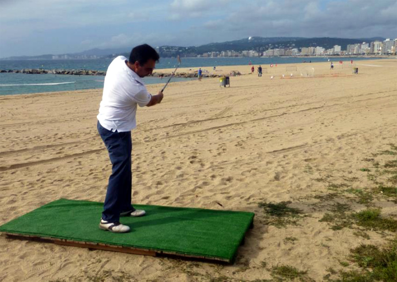 Una imatge d'arxiu del Torneig de Golf a la platja Gran. (Foto: Club de Golf i Pitch&Putt Palamós).