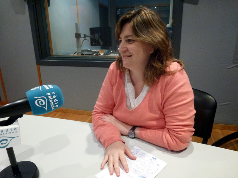 La regidora de Participació Ciutadana, Maria Puig, als estudis de Ràdio Palamós.
