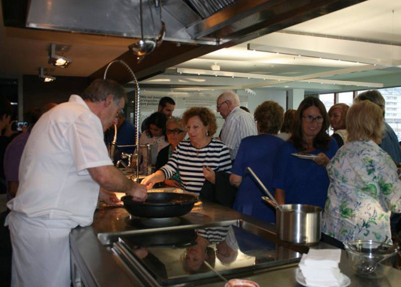 Un taller de cuina a l'Espai del Peix de Palamós. (Foto: Àrea de Promoció Econòmica).