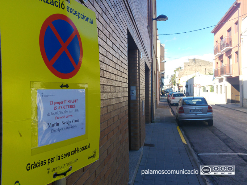 El carrer de Santa Bàrbara, a punt per a la neteja de demà.