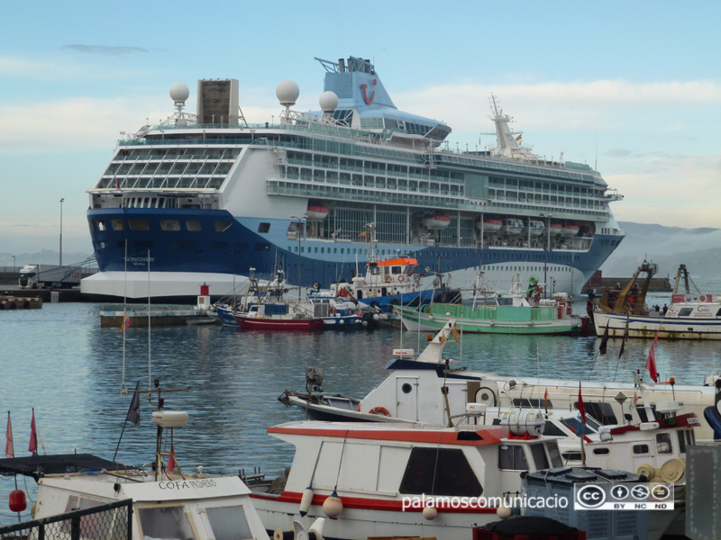 El Tui Discovery al port de Palamós, aquest matí.