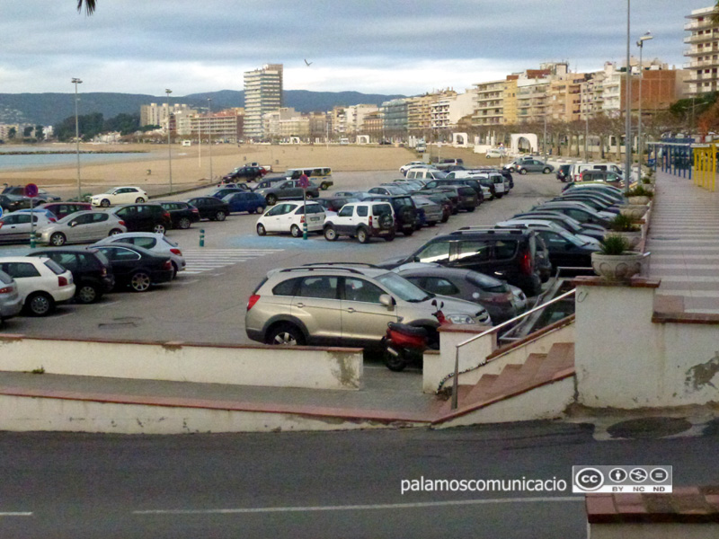 El presumpte lladre va ser detingut a l'aparcament de la platja Gran.