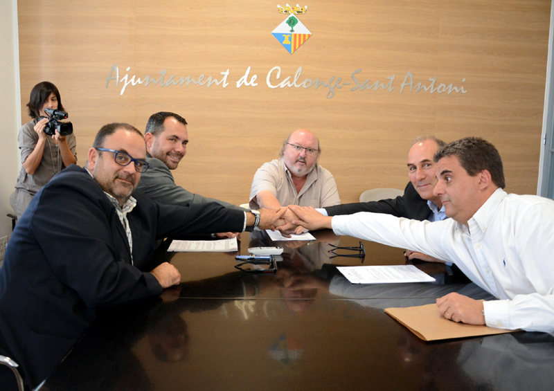 Un moment de la firma del conveni entre les tres parts. (Foto: Ajuntament de Calonge).