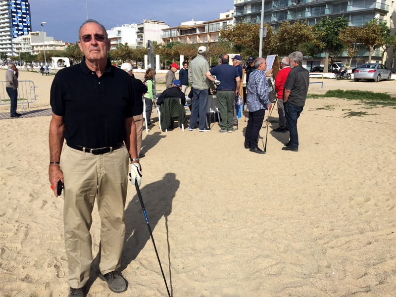 El president del Club, Francesc Ferrer, durant el darrer Torneig de golf a la platja. (Foto: Ramon Ribas).