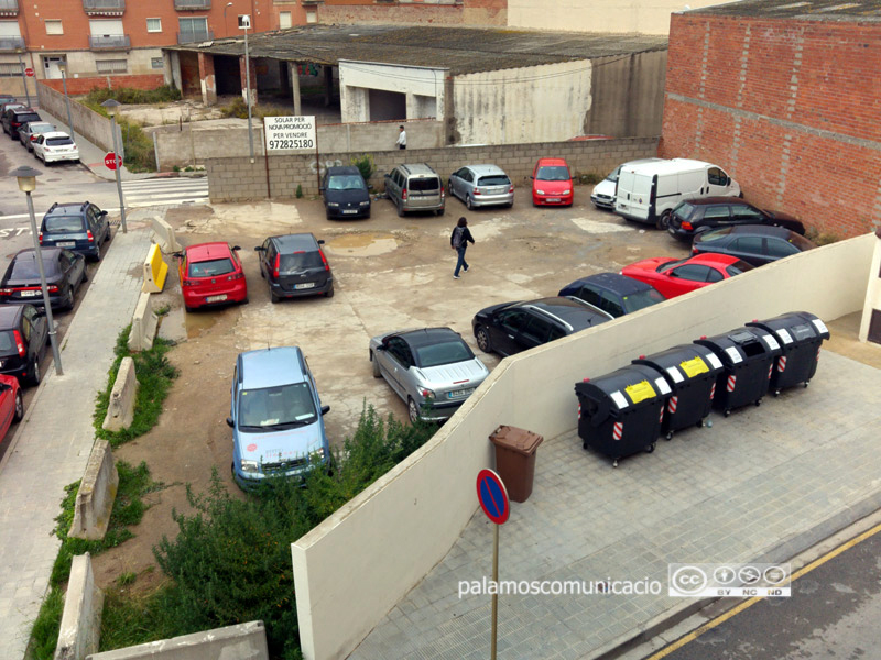 Aquesta parcel·la del carrer de Conrad Pallí es convertirà temporalment en aparcament.