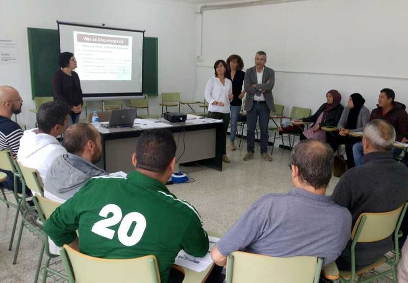 Un moment de la visita d'Oriol Amorós a l'Aula d'Aprenentatge. (Foto: Ajuntament de Palamós),