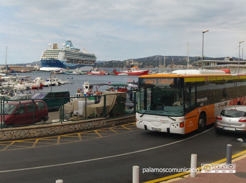 El Tui Discovery, en una de les escales que ha fet aquest any a Palamós.