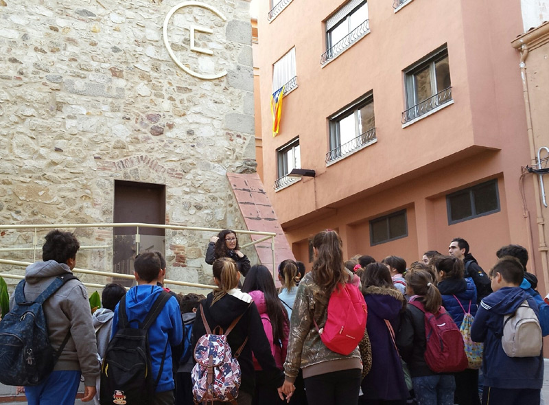 Alumnes de l'escola La Salle van estrenar divendres passat l'activitat amb el recorregut pel nucli antic de Palamós. (Foto: Ajuntament de Palamós).