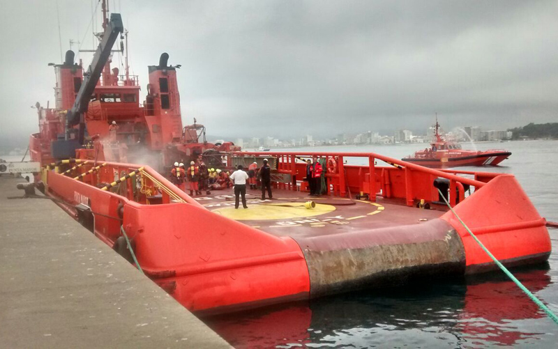 L'embarcació per fer el simulacre ha estat el remolcador Punta Mayor, de Salvament Marítim. (Foto: Ports de la Generalitat).