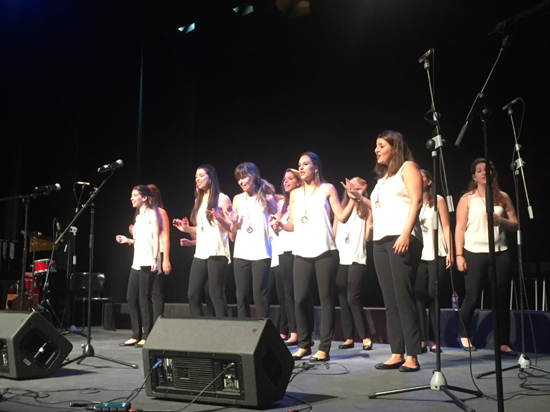 El cor Geriona durant la seva actuació en el Concert Solidari. (Foto: Creu Roja).