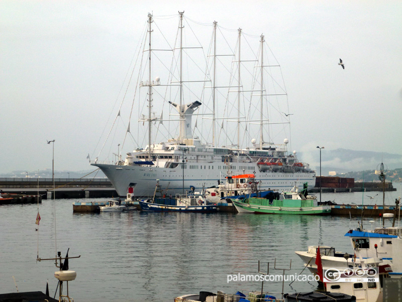 El veler de luxe Wind Surf aquest matí al moll.