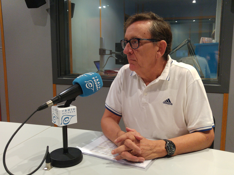 El regidor del PSC, Joan Gea, ahir als estudis de Ràdio Palamós.
