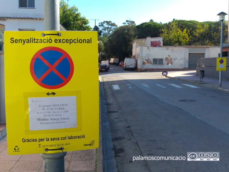 Senyalització al Camí Vell de La Fosca informant que demà s'hi farà una neteja intensiva.