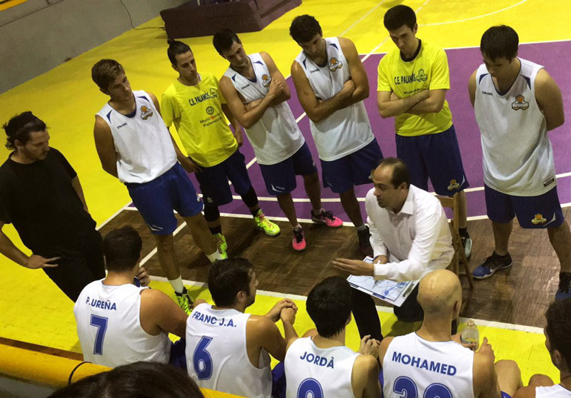 Xavier Sáez, entenador del Multiserveis-Club Esportiu Palamós, donant instruccions als seus homes.