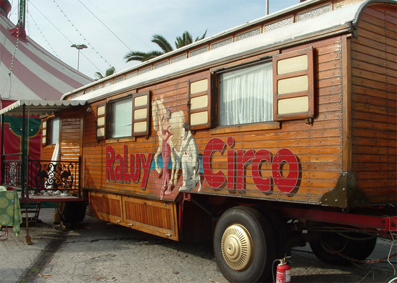 Un dels carros centenaris del circ Raluy.