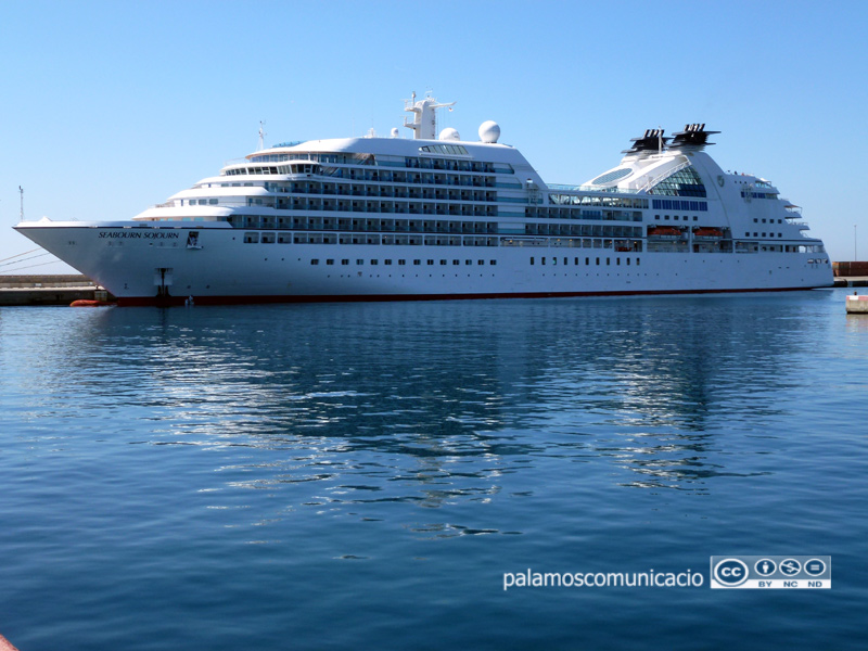 El Seabourn Sojourn, el creuer que ha fet més escales aquest any a Palamós.