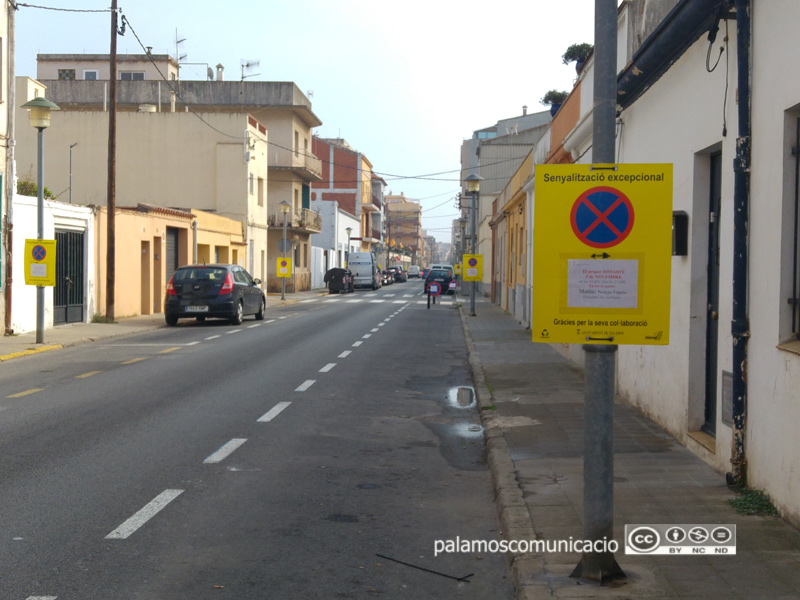Senyalització al carrer de López Puigcerver informant que demà s'hi farà una neteja intensiva.